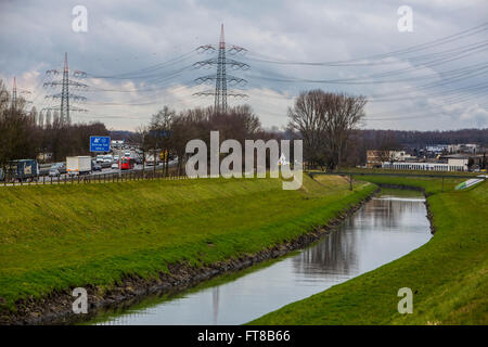 Autostrada A40, Autobahn, Emscher express way, lungo il fiume Emscher, un rifiuto industriale river, canal, Bottrop, Germania Foto Stock