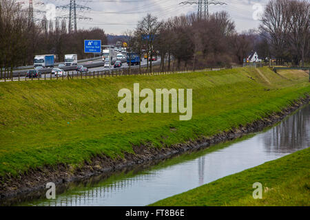 Autostrada A40, Autobahn, Emscher express way, lungo il fiume Emscher, un rifiuto industriale river, canal, Bottrop, Germania Foto Stock