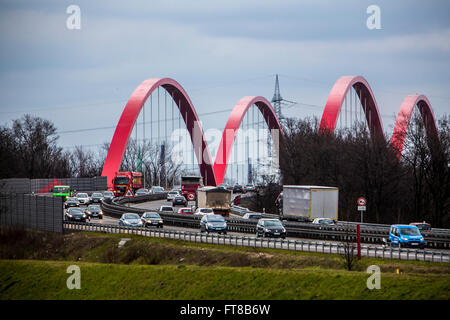 Autostrada A42, Autobahn, Emscher express way, lungo il fiume Emscher, ponte su un canale, Bottrop, Germania, Foto Stock