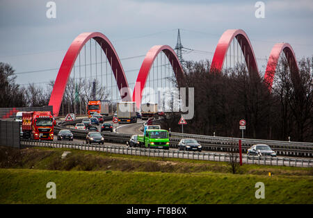 Autostrada A42, Autobahn, Emscher express way, lungo il fiume Emscher, ponte su un canale, Bottrop, Germania, Foto Stock