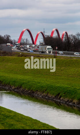 Autostrada A42, Autobahn, Emscher express way, lungo il fiume Emscher, ponte su un canale, Bottrop, Germania, Foto Stock