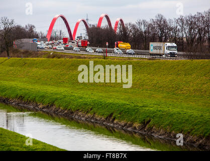 Autostrada A42, Autobahn, Emscher express way, lungo il fiume Emscher, ponte su un canale, Bottrop, Germania, Foto Stock