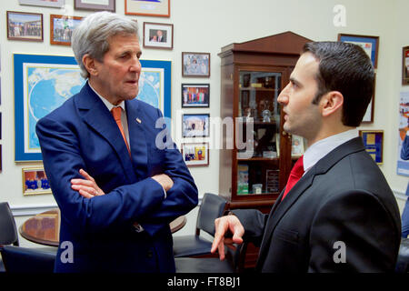 Questa immagine mostra il Segretario di Stato americano John Kerry che parla con Amir Hekmati, un cittadino americano rilasciato da detenzioni ingiuste in Iran, durante un incontro a Capitol Hill nel febbraio 2016, illustrando un significativo momento diplomatico. Foto Stock