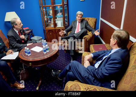 Stati Uniti Il segretario di Stato John Kerry parla con casa gli affari esteri Il presidente del comitato ed Royce della California e Eliot Engel di New York il 25 febbraio 2016, sul colle del Campidoglio di Washington D.C., prima che il segretario ha testimoniato davanti a loro pannello circa l'amministrazione Obama 2017 bilancio federale proposta. [Dipartimento di Stato photo/ Dominio pubblico] Foto Stock