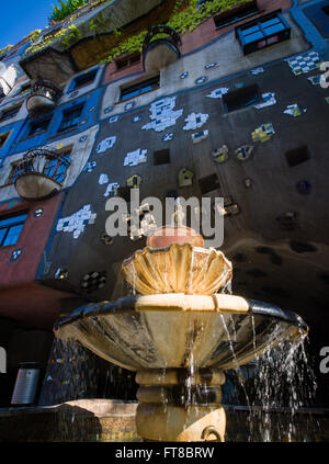 Apartmnet house di Vienna costruito su idea di Friedensreich Hundertwasser Foto Stock