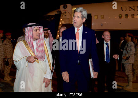 Il Segretario di Stato degli Stati Uniti John Kerry cammina con il ministro degli Esteri saudita Adel al-Jubeir dopo essere arrivato alla città militare di re Khalid in Arabia Saudita per incontrare i leader sauditi e il ministro degli Esteri degli Emirati Arabi Uniti Abdullah bin Zayed l'11 marzo 2016. Foto Stock