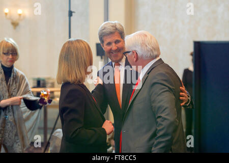 Stati Uniti Il segretario di Stato John Kerry chat con Unione europea alto rappresentante per gli Affari Esteri Federica Mogherini e il Ministro degli esteri tedesco Frank-Walter Steinmeier nel febbraio 11, 2016 all'Hotel Hilton di Monaco di Baviera, Germania, prima di una riunione della International Siria Gruppo di assistenza. [Dipartimento di Stato per foto/dominio pubblico] Foto Stock