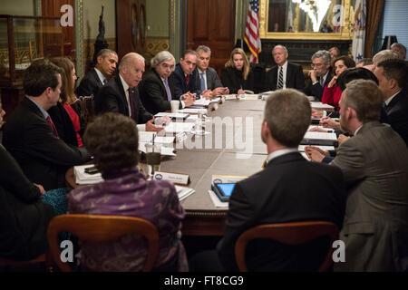 Il presidente Barack Obama e il vicepresidente Joe Biden si incontrano con la Cancer Moonshot Task Force il 1° febbraio 2016. L'iniziativa mira ad accelerare la ricerca sul cancro e a fornire progressi nella lotta contro il cancro. Foto Stock