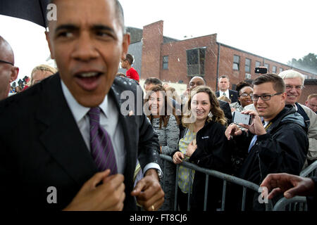 Questa foto ufficiale della Casa Bianca, scattata da Pete Souza il 1° luglio 2015, cattura il presidente degli Stati Uniti stringendo la mano ai sostenitori in mezzo a un temporale all'aeroporto internazionale di Nashville. L'immagine evidenzia il legame personale tra il presidente e il pubblico nonostante le avverse condizioni meteorologiche. Foto Stock
