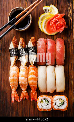 Set di Sushi e nigiri sushi rotoli su sfondo di legno Foto Stock