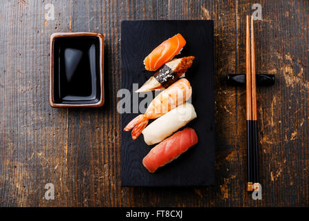 Il nigiri sushi set e la salsa di soia sul tavolo di legno sfondo Foto Stock