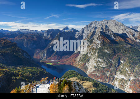 Turisti in cerca oltre il lago di Königssee e massiccio del Watzmann dal belvedere sul Monte Jenner in autunno, Berchtesgaden NP, Germania Foto Stock