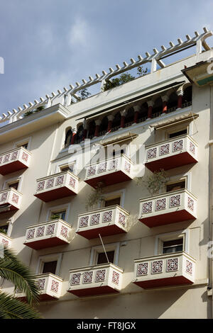 Neoclassico greco calco in gesso ornamento balcone modelli su un edificio ristrutturato in Piazza Aristotelous, Salonicco, Grecia Foto Stock