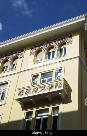 Neoclassico greco calco in gesso ornamento balcone e i modelli di Windows su un edificio di Piazza Aristotelous, Salonicco, Grecia Foto Stock