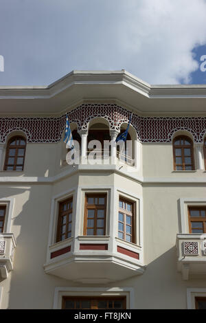 Neoclassico greco calco in gesso di decorazioni sopra le finestre di un edificio in Piazza Aristotelous, Salonicco, Grecia Foto Stock