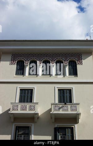 Neoclassico greco calco in gesso ornamento balcone e i modelli di Windows su un edificio di Piazza Aristotelous, Salonicco, Grecia Foto Stock