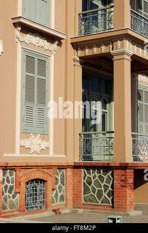 Il greco neoclassico edificio ristrutturato il calco in gesso e ferro battuto i dettagli di ornamento. Area Vardaris, Salonicco. La Grecia. Foto Stock