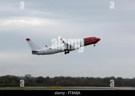 Norwegian Boeing 737-8JP corpo stretto piano passeggero (LN-NGX) decollo dall'Aeroporto Internazionale di Manchester sulla pista. Foto Stock
