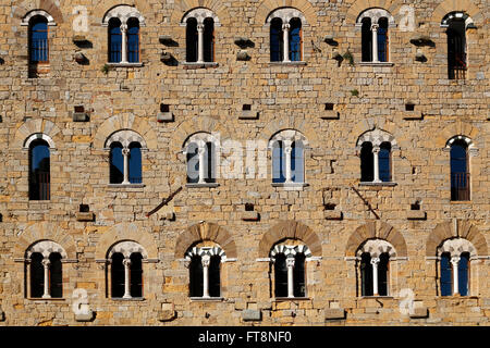 Classic windows in un antico edificio di pietra Foto Stock