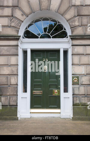 Edinburgh, città di Edimburgo in Scozia. Georgiano anteriore porta tipica della città nuova area della città. Foto Stock