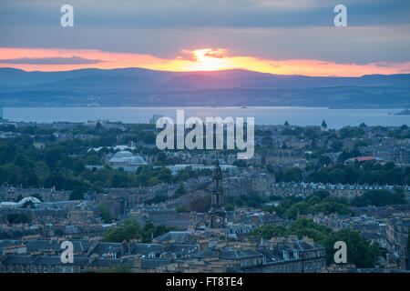 Edinburgh, città di Edimburgo in Scozia. Vista da Calton Hill per il Firth of Forth e distante Fife Coast, il tramonto. Foto Stock