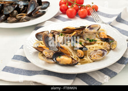 Pasta con frutti di mare con le cozze e le vongole,Italia Foto Stock