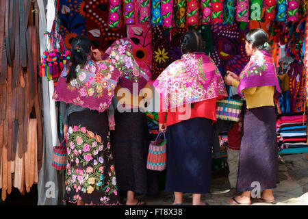 Le donne Maya presso il messicano del mercato indigeno in San Cristobal de las Casas, Chiapas, Messico Foto Stock