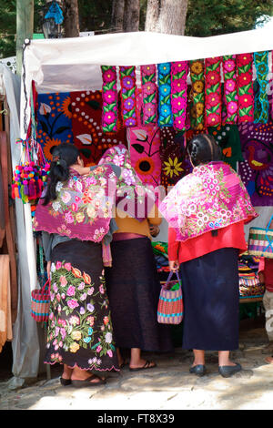 Le donne Maya presso il messicano del mercato indigeno in San Cristobal de las Casas, Chiapas, Messico Foto Stock