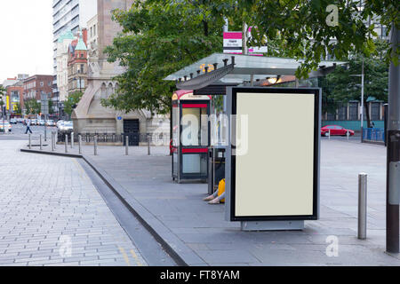 Tabellone vuoto in una fermata del bus, in ambiente urbano Foto Stock