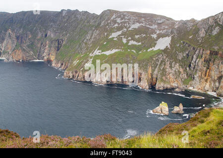 Slieve League cliffs, sulla costa atlantica della Contea di Donegal, Irlanda. Foto Stock