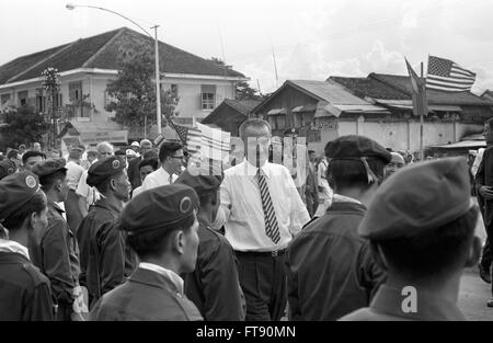 Lyndon B. Johnson in Vietnam del Sud, 1962. Foto Stock
