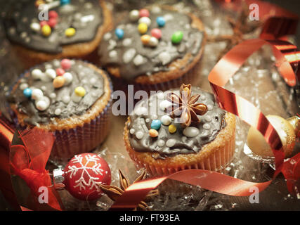 Natale decorati i tortini con nastro e caramelle Foto Stock