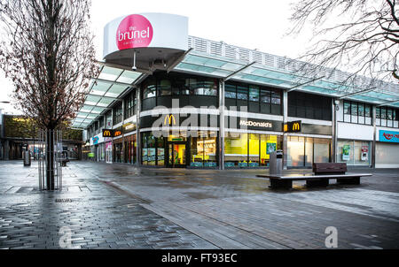 McDonalds Fast Food in uscita Canal Walk Brunel centro di Swindon, Wiltshire REGNO UNITO Foto Stock