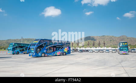 I bus turistici a Rajabhakti Park in Hua Hin, Thailandia Foto Stock