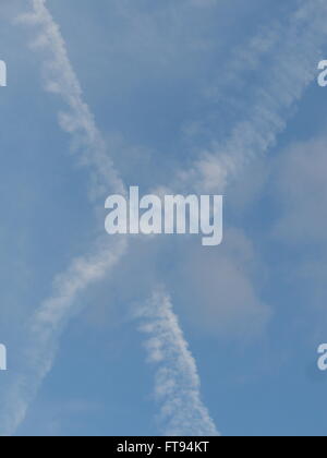 Benvenuti in Repubblica ceca - getto di scarico piano crea varie forme nel cielo che si trasformano in nubi. Il traffico aereo è di raggiungere oltre 3000 F Foto Stock