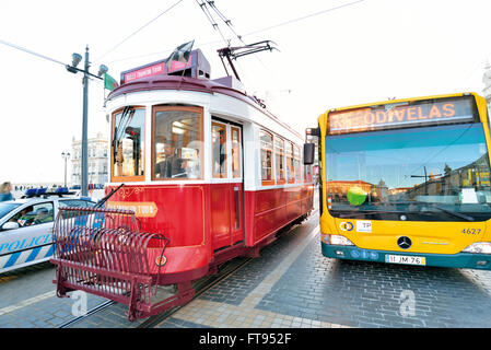 Il portogallo Lisbona: tram storico e moderno parcheggio bus alla fermata Piazza Comercio Foto Stock