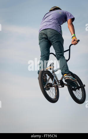 Maschio biker BMX a mezz aria eseguendo dirt jumping Foto Stock