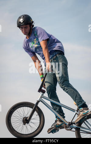 BMX biker in aria eseguendo dirt jumping Foto Stock