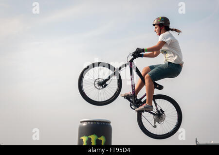 BMX biker in aria eseguendo dirt jumping Foto Stock