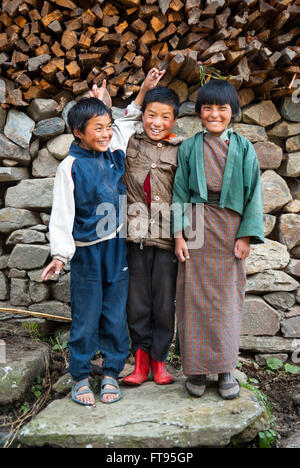 Tre giovani bambini bhutanesi nel villaggio Gophu, Valle Phobjikha, Bhutan Foto Stock