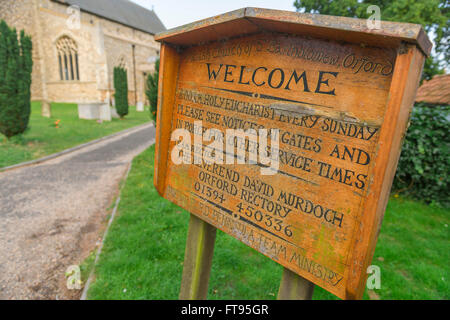 Chiesa segno Inghilterra, vista di un cartello di benvenuto all'ingresso della chiesa parrocchiale di St Bartholomew a Orford, Suffolk, Inghilterra, Regno Unito. Foto Stock