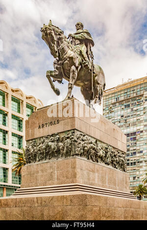 GENERAL ARTIGAS monumento, MONTIVIDEO, Uruguay - circa nel dicembre 2015. 'Plaza Independencia' square, con general artigas monumento Foto Stock