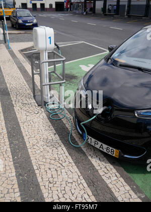 Auto elettrica essendo addebitato al pubblico punto di carica, Madeira, Portogallo, Marzo 2016 Foto Stock