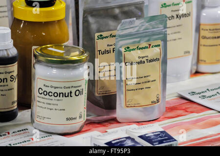 Una selezione di farmaci naturali e alimenti per la salute in una fiera olistica e spirituale Foto Stock