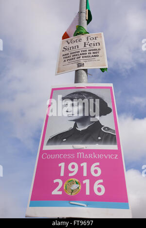 Parte occidentale di Belfast, Irlanda. 25 marzo, 2016. La contessa Markievicz e Sinn Fein posters attaccato ad un lampione nella parte occidentale di Belfast. I preparativi per commemorare il centenario della Pasqua che aumenta Credito: Bonzo Alamy/Live News Foto Stock