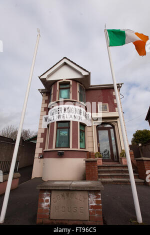 Parte occidentale di Belfast, Irlanda. 25 marzo, 2016. Sinn Fein Quarti di testa in Andersonstown Belfast quando la Pasqua Rising centenario fervono i preparativi Credito: Bonzo Alamy/Live News Foto Stock