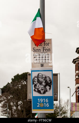 Parte occidentale di Belfast, Irlanda. 25 marzo, 2016. Sinn Fein posters attaccato ad un lampost nella parte occidentale di Belfast. I preparativi per commemorare il centenario della Pasqua che aumenta Credito: Bonzo Alamy/Live News Foto Stock