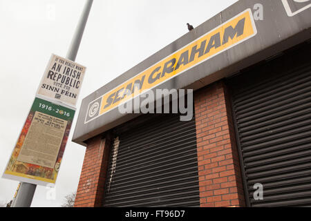 Parte occidentale di Belfast, Irlanda. 25 marzo, 2016. Sinn Fein posters con la proclamazione irlandesi sono attaccati ad un lampost nella parte occidentale di Belfast al di fuori di Sean Graham Bookmakers in preparazioni per commemorare il centenario della Pasqua che aumenta Credito: Bonzo Alamy/Live News Foto Stock