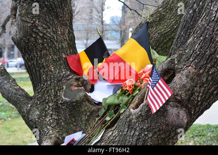 Memoriale per le vittime degli attentati terroristici a Bruxelles presso la struttura superstite presso il World Trade Center Memorial. Foto Stock