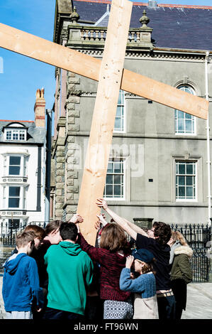 Aberystwyth, Ceredigion, West Wales, Regno Unito 25 marzo 2016, Venerdì Santo: la folla degli adoratori di prendere parte al 'Piedi del testimone' e un servizio all'aperto. La giornata è stata guidata dal Rev' Mones Farah. e la croce è stata effettuata tramite i giovani membri della chiesa. Credito: Veterano Fotografia/Alamy Live News Foto Stock